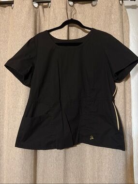 Jaanuu Black Short-Sleeve Round-Neck peplum scrub Top with Front Pockets